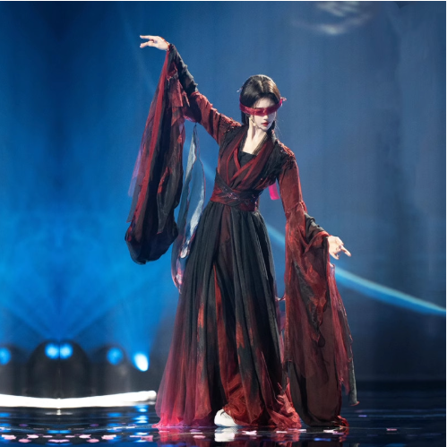 ChatGPT said: Mengungkap Keindahan Seni Melalui Lensa: Tips Menjadi Pemenang Lomba Fotografi Kesenian Lomba fotografi kesenian bukan hanya tentang menangkap gambar, tetapi juga tentang menyampaikan pesan, emosi, dan keindahan seni melalui lensa kamera. Dalam dunia seni, fotografi memiliki peran penting dalam mendokumentasikan karya-karya luar biasa, baik itu seni rupa, pertunjukan, atau budaya tradisional. Namun, untuk benar-benar menonjol dalam lomba fotografi kesenian, dibutuhkan lebih dari sekadar kemampuan teknis—dibutuhkan juga pemahaman tentang seni dan cara mengekspresikannya dengan cara yang menarik. Artikel ini akan memberikan beberapa tips yang dapat membantu Anda menjadi pemenang dalam lomba fotografi kesenian. 1. Pahami Konsep Kesenian yang Ingin Anda Tangkap Sebelum Anda mengambil foto, sangat penting untuk memahami konteks dari objek seni yang akan Anda abadikan. Apakah itu lukisan, patung, pertunjukan tari, atau musik, setiap jenis seni memiliki pesan dan tujuan tertentu yang ingin disampaikan. Jika Anda dapat menangkap esensi dan nuansa dari karya seni tersebut, Anda akan lebih mudah membuat foto yang tidak hanya indah, tetapi juga penuh makna. Misalnya, jika Anda mengambil foto pertunjukan tari, cobalah untuk menangkap gerakan tubuh yang ekspresif dan hubungan antar penari. Jika Anda memotret lukisan atau karya seni visual lainnya, perhatikan komposisi, pencahayaan, dan detail yang ingin ditonjolkan untuk mengekspresikan makna yang terkandung di dalamnya. 2. Gunakan Teknik Fotografi yang Tepat Fotografi seni membutuhkan teknik yang tepat untuk menghasilkan gambar yang tajam dan menggugah. Berikut adalah beberapa tips teknis yang dapat Anda gunakan: Pencahayaan yang Tepat: Pencahayaan adalah elemen kunci dalam fotografi seni. Cobalah untuk menggunakan pencahayaan alami sebanyak mungkin atau gunakan pencahayaan buatan yang dapat menonjolkan elemen penting dari karya seni yang Anda potret. Pencahayaan dramatis dapat menciptakan kontras yang menarik, sementara pencahayaan lembut dapat menambah nuansa tenang. Komposisi yang Baik: Dalam fotografi seni, komposisi adalah segalanya. Gunakan aturan sepertiga (rule of thirds) untuk menyusun elemen-elemen visual dalam foto dengan cara yang seimbang. Jangan takut untuk bereksperimen dengan sudut dan perspektif yang berbeda untuk memberikan kedalaman pada foto Anda. Fokus pada Detail: Terkadang, foto yang menang dalam lomba fotografi kesenian adalah yang mampu menangkap detail kecil namun signifikan dari objek seni. Perhatikan tekstur, warna, dan bentuk yang ada dalam karya seni, dan pastikan detail tersebut terlihat jelas dalam foto Anda. 3. Ciptakan Cerita Melalui Foto Anda Salah satu cara terbaik untuk membuat foto Anda menonjol dalam lomba fotografi kesenian adalah dengan mengisahkan sebuah cerita. Setiap karya seni memiliki narasi atau pesan yang ingin disampaikan, dan tugas Anda sebagai fotografer adalah menyampaikan cerita tersebut melalui gambar. Foto yang baik tidak hanya menunjukkan objek, tetapi juga menciptakan perasaan atau emosi yang dapat dirasakan oleh siapa saja yang melihatnya. Misalnya, jika Anda memotret pertunjukan seni tradisional, ceritakanlah melalui gambar tentang bagaimana penari atau musisi terhubung dengan budaya dan tradisi mereka. Jika Anda memotret seni rupa, tunjukkan bagaimana karya tersebut bisa berbicara tentang tema-tema sosial atau politik yang mendalam. 4. Perhatikan Aspek Kreativitas dan Orisinalitas Salah satu elemen penting yang dicari oleh juri dalam lomba fotografi kesenian adalah kreativitas dan orisinalitas. Jangan takut untuk bereksperimen dengan teknik baru, perspektif yang tidak biasa, atau gaya fotografi yang unik. Dengan menunjukkan kreativitas Anda, foto Anda akan lebih menonjol di antara foto-foto lainnya. Ingatlah, yang membedakan seorang pemenang adalah kemampuan untuk menawarkan sesuatu yang baru dan segar. 5. Edit dengan Bijak Setelah sesi pemotretan, jangan lupa untuk mengedit foto Anda agar tampak lebih tajam dan mengesankan. Namun, pastikan untuk tidak berlebihan dalam proses editing. Hindari over-editing yang bisa merusak keaslian karya seni yang Anda potret. Sebaliknya, lakukan penyesuaian yang dapat meningkatkan kualitas gambar tanpa mengubah esensi dari objek seni tersebut. Kesimpulan Menjadi pemenang dalam lomba fotografi kesenian bukan hanya tentang kemampuan teknis, tetapi juga tentang memahami seni itu sendiri dan bagaimana menyampaikan pesan yang terkandung di dalamnya. Dengan mengikuti tips-tips di atas—memahami karya seni yang Anda potret, menggunakan teknik yang tepat, menciptakan cerita visual yang kuat, serta menunjukkan kreativitas—Anda akan lebih siap untuk bersaing di dunia lomba fotografi kesenian dan meningkatkan peluang untuk meraih kemenangan. Semoga sukses dan teruslah mengungkap keindahan seni melalui lensa Anda!